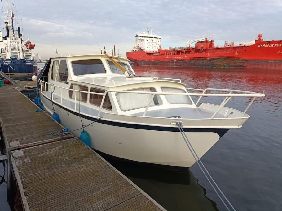 Suesses Motorboot - Bremen Ueberseestadt Exterior photo